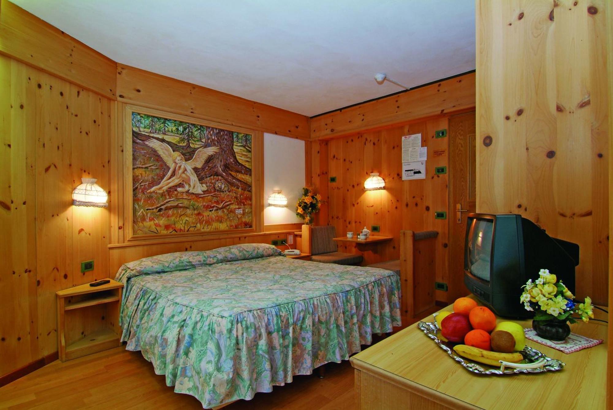Hotel Erika Мадонна-ди-Кампильо Экстерьер фото